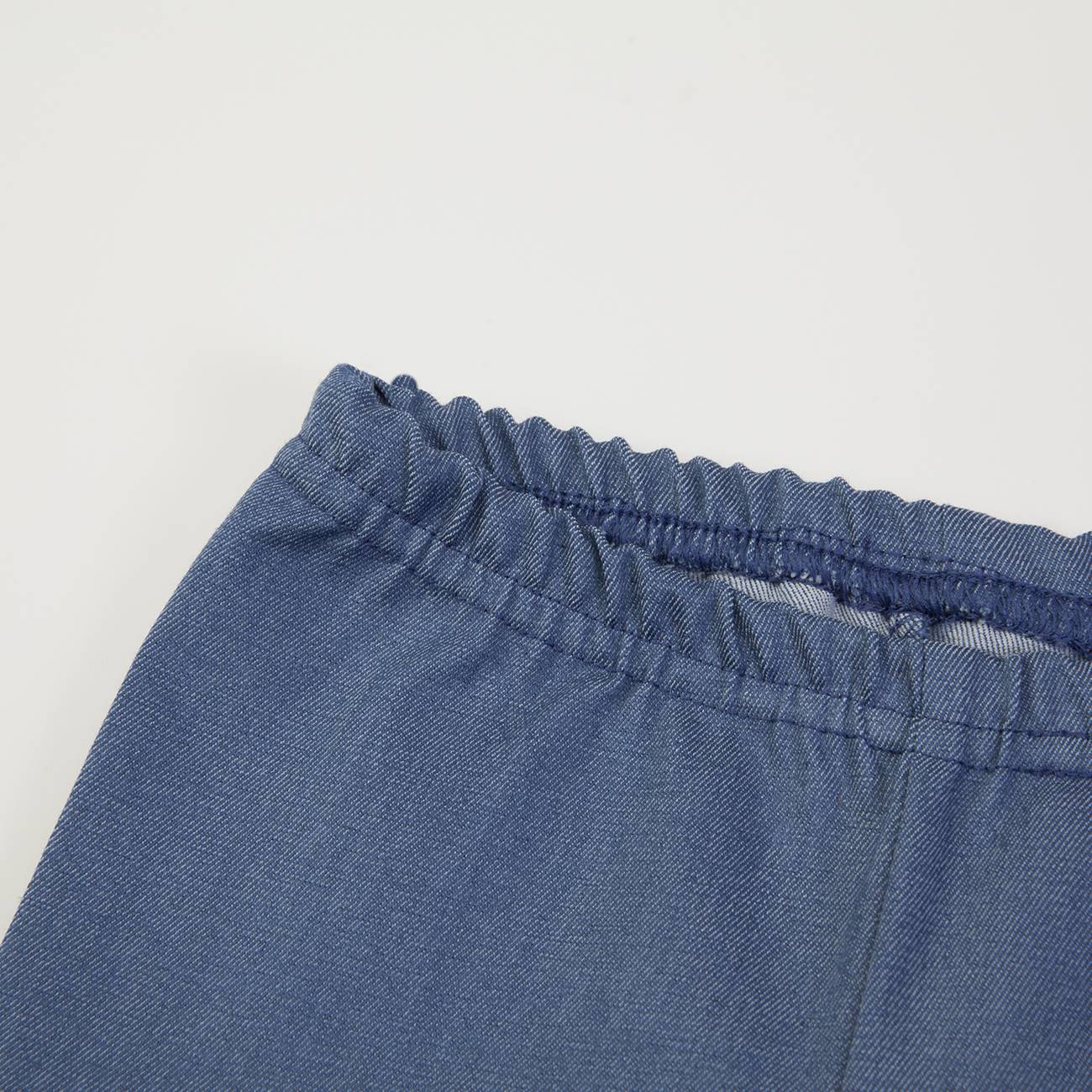 Cintura elástica em tecido azul de calças ou shorts