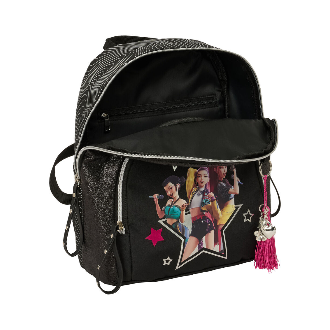 Mochila preta com estampado de personagem animada e tassel rosa