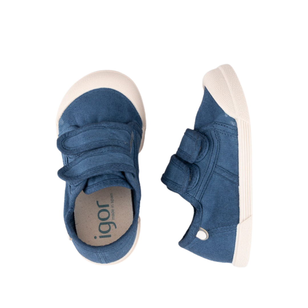 Sapatos infantis azuis com sola e biqueira branca e fecho de velcro