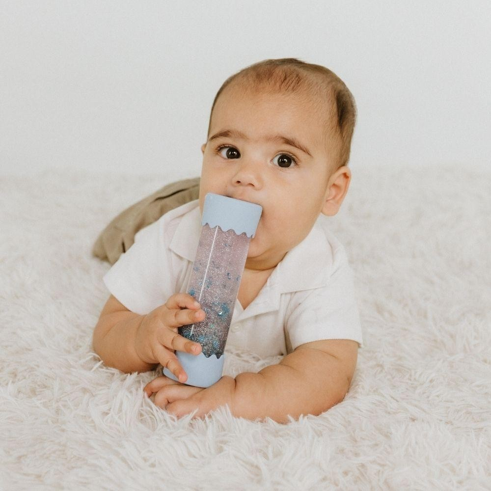 Bebé a morder brinquedo cilíndrico transparente com extremidades azuis