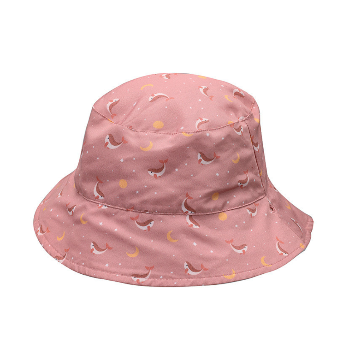 Chapéu pescador cor de rosa com padrão de golfinhos e luas