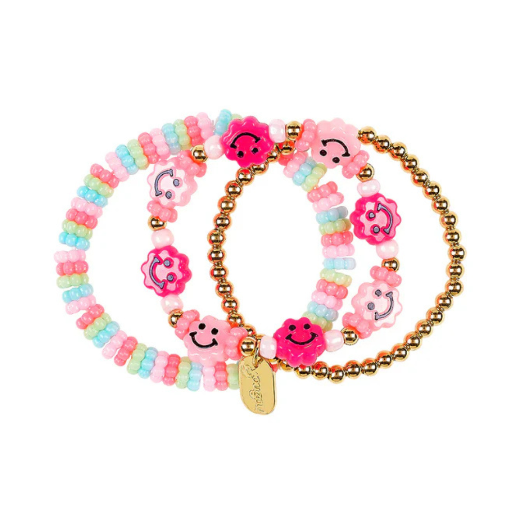 Conjunto de três pulseiras coloridas com flores sorridentes e pérolas