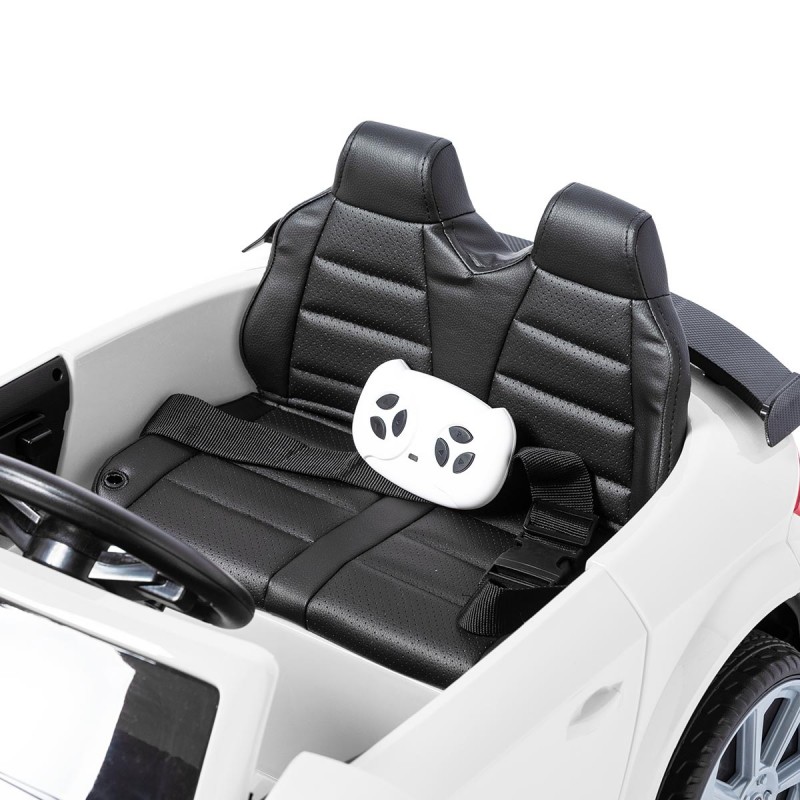 Assento e interior de carro elétrico infantil com estofos pretos e comando remoto branco
