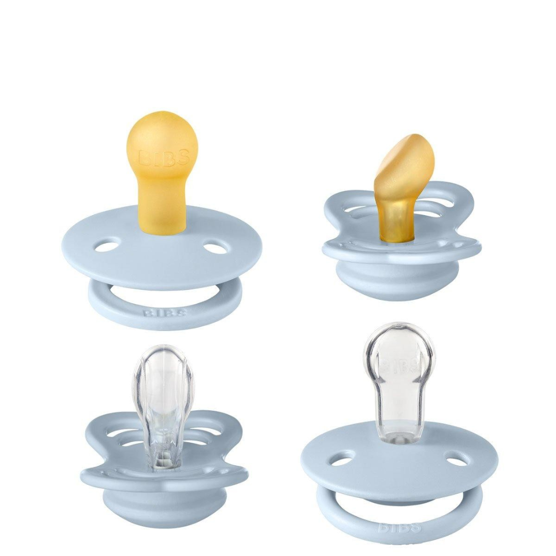 Quatro chuchas para bebé com diferentes bicos e bases azuis