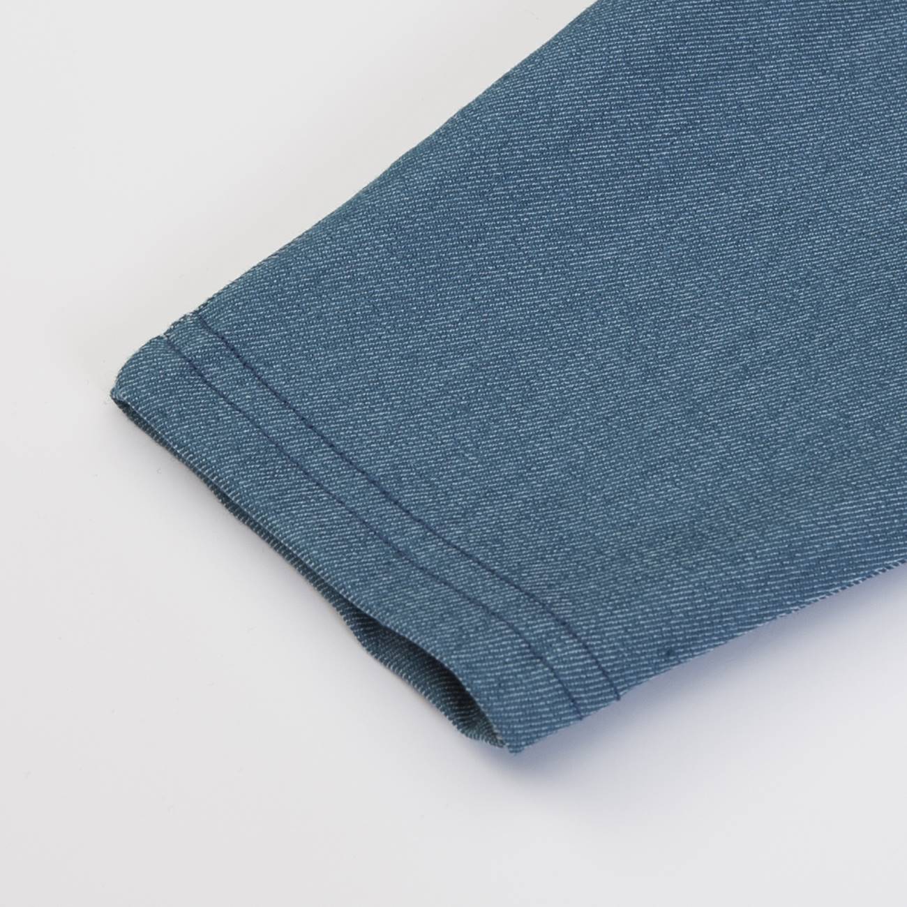 Manga azul de roupa em tecido de malha com costuras duplas