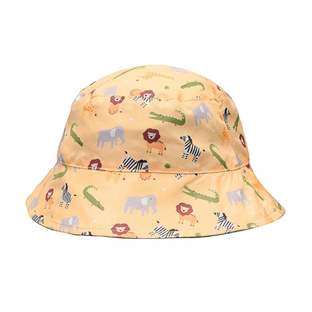 Chapéu de tecido cor de pêssego com padrão de animais de desenho animado.