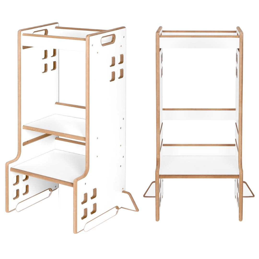 Escada de aprendizagem branca em madeira clara com duas prateleiras e recortes laterais