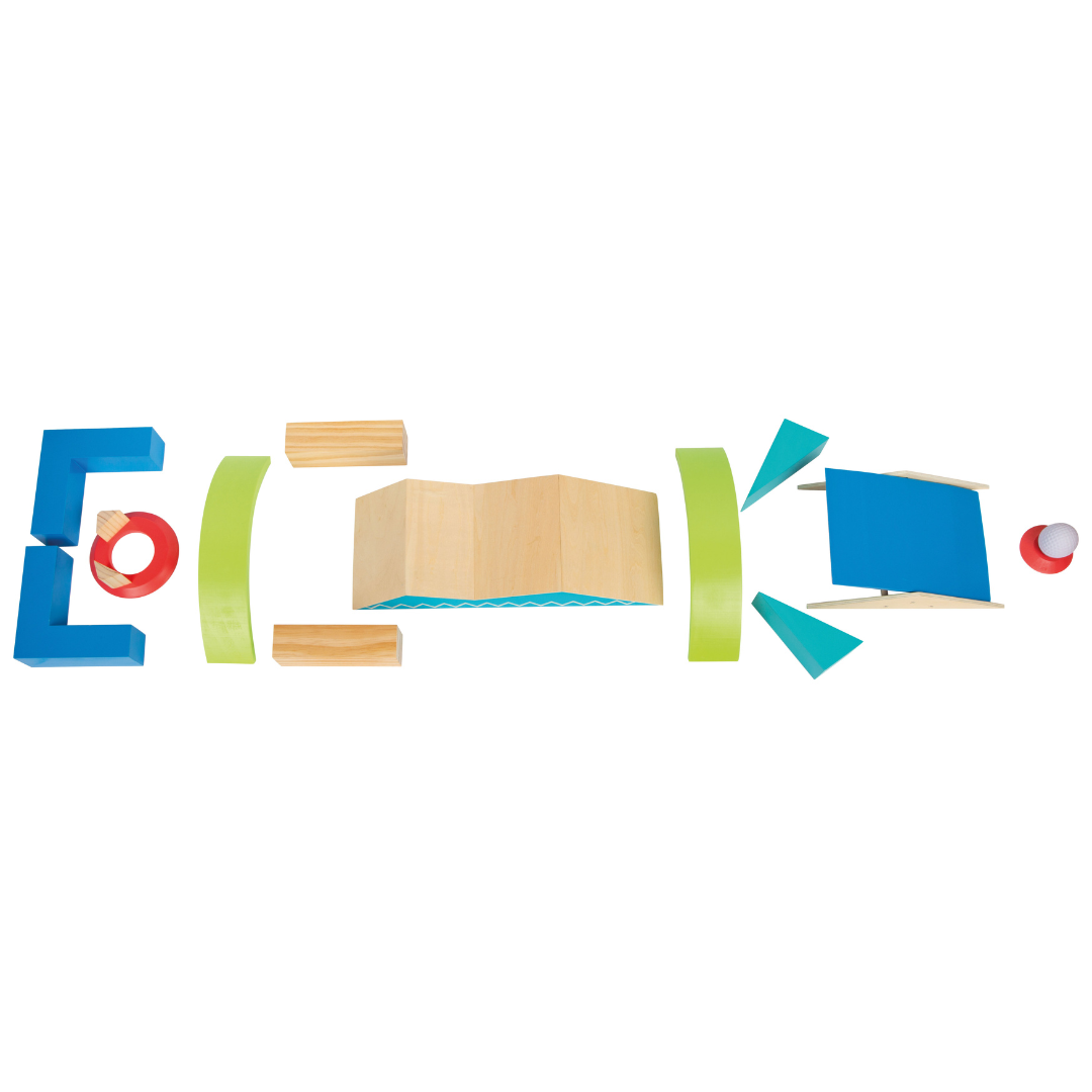 Blocos de madeira coloridos para construção em fundo branco