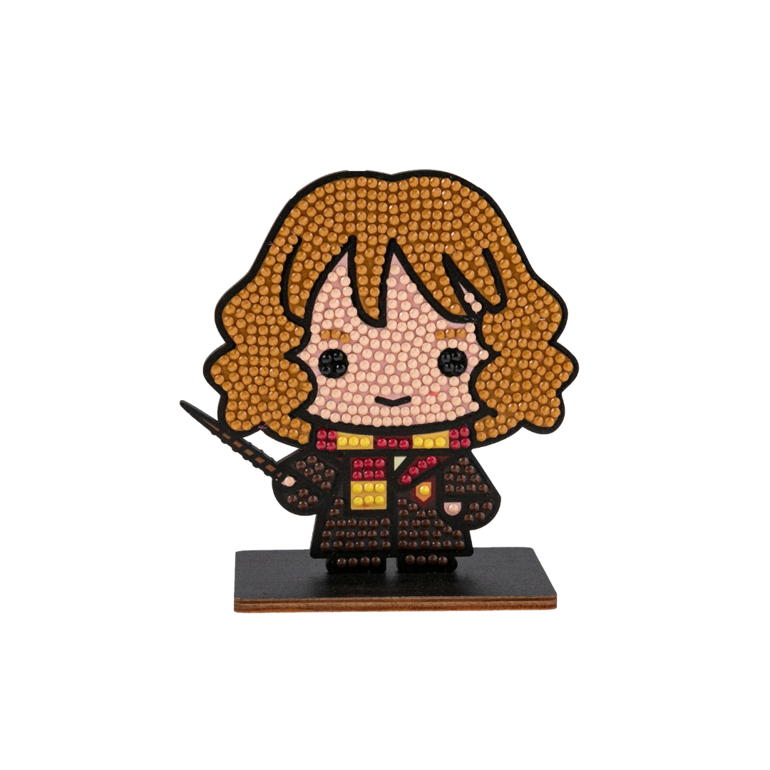 Figura decorativa de personagem com cabelo castanho e roupa escura com detalhes coloridos