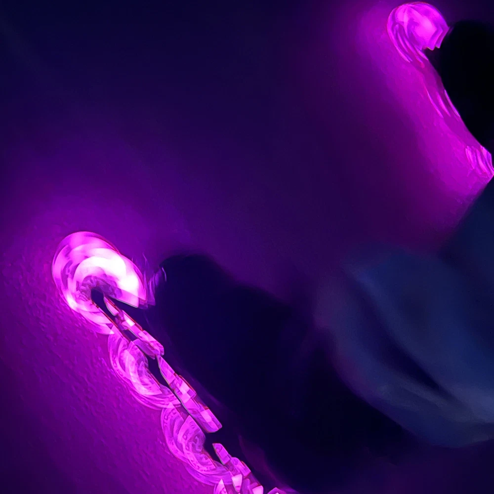 Corrente metálica com luzes LED roxas em fundo escuro