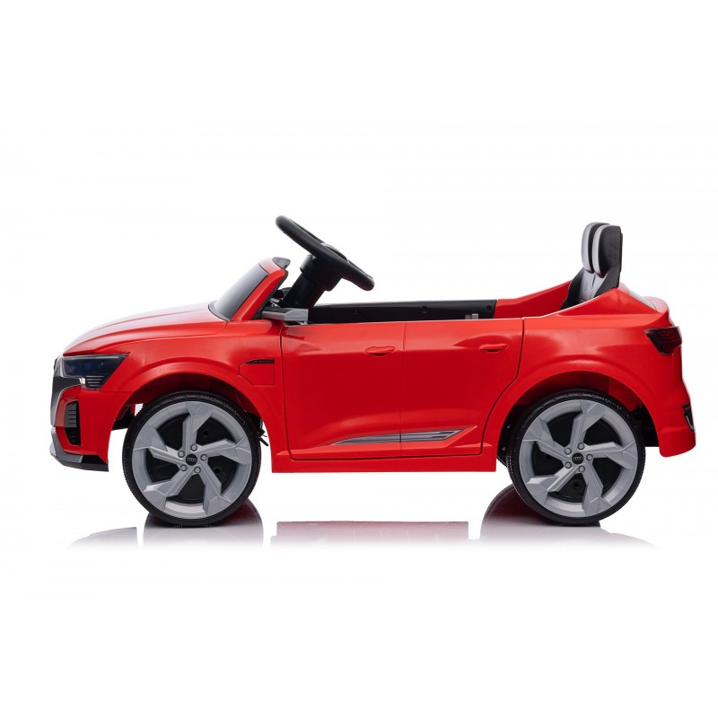 Carro infantil elétrico vermelho de brinquedo visto de lado