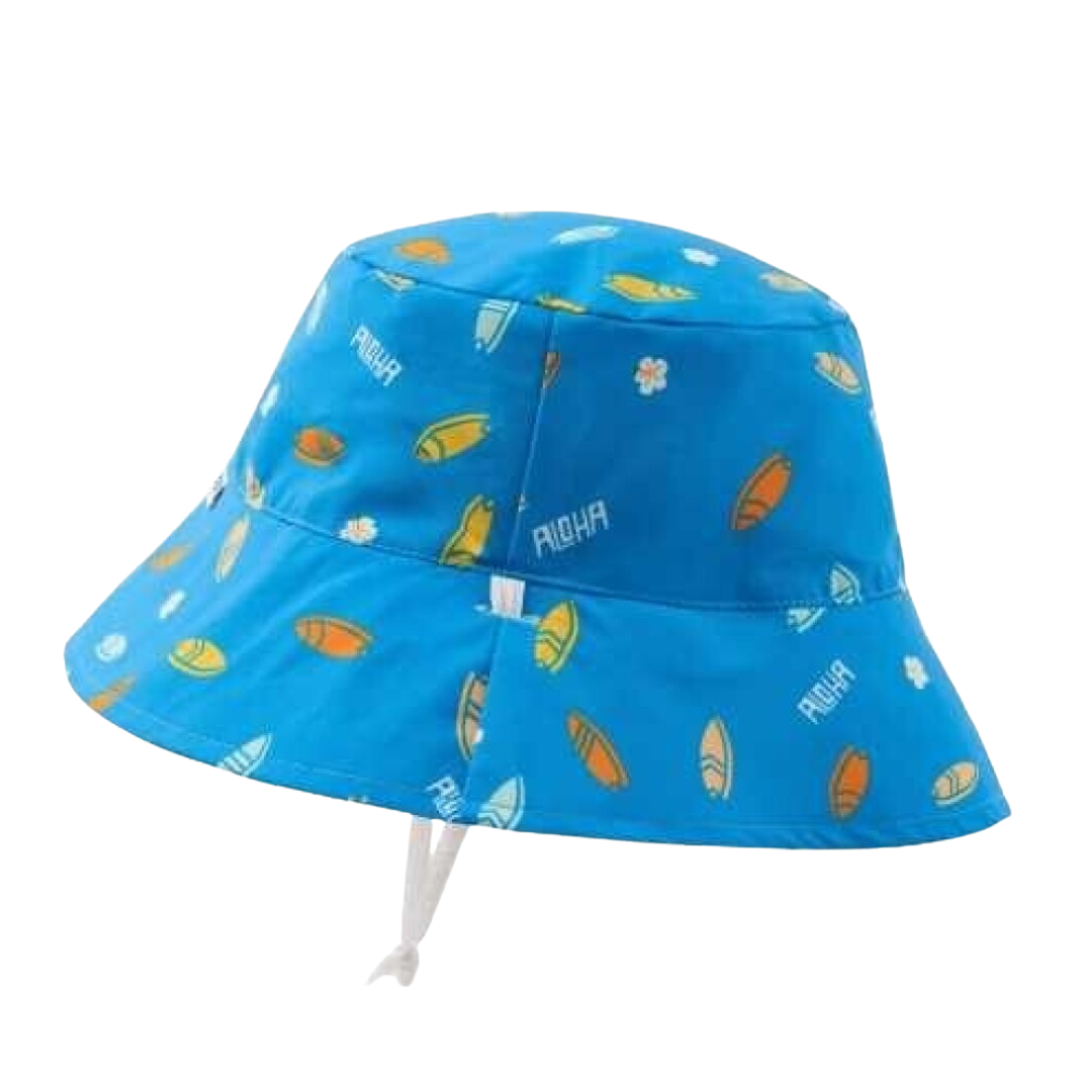 Chapéu azul com estampado de pranchas de surf e flores, com corda branca para ajuste