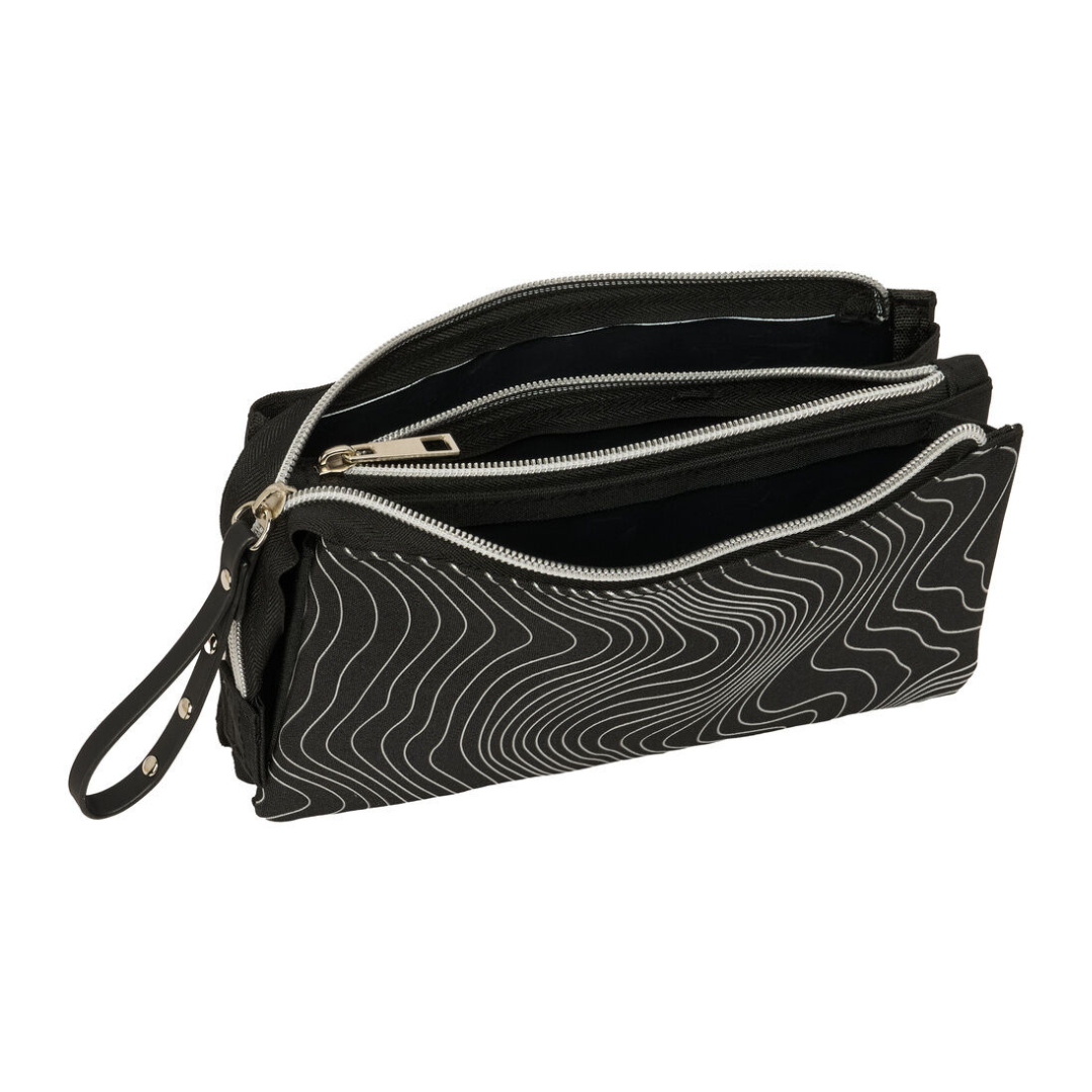 Bolsa de mão preta com padrão de linhas brancas onduladas e vários fechos