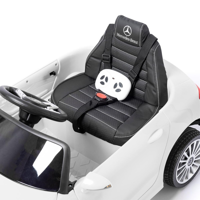 Carro elétrico infantil branco com banco preto e logo Mercedes-Benz