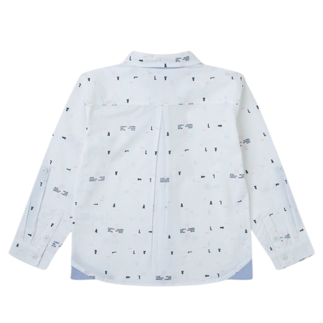 Camisa branca de manga comprida com padrão de letras pretas e rosa vista de trás