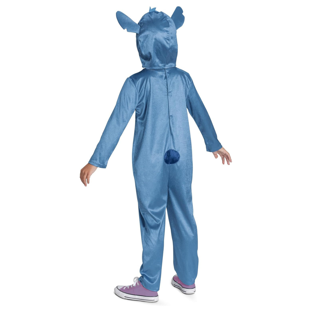 Macacão azul com capuz de orelhas e rabo usado por criança