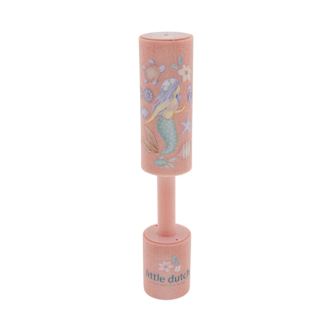 Brinquedo infantil rosa com decoração de sereia e texto little dutch.