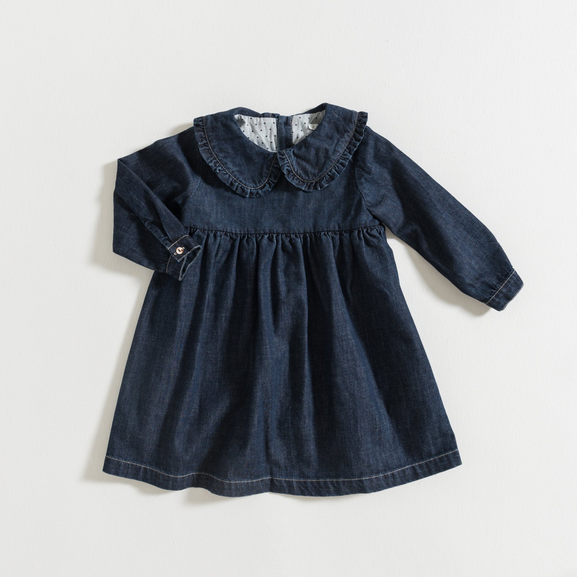 Vestido de ganga azul escuro para criança com gola com folho e mangas compridas