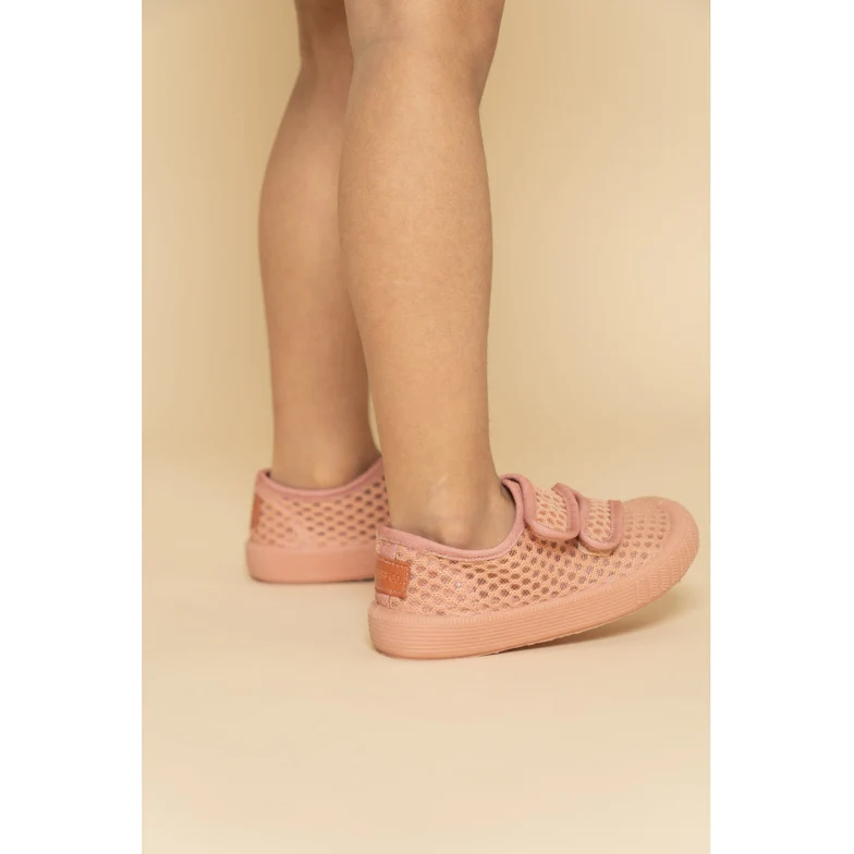 Sapatos infantis cor de rosa em malha com duas tiras de velcro