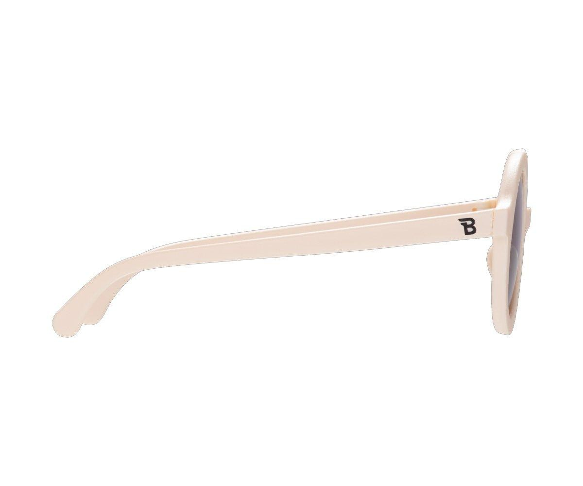 Óculos de sol bege claro com lentes escuras e letra B na haste