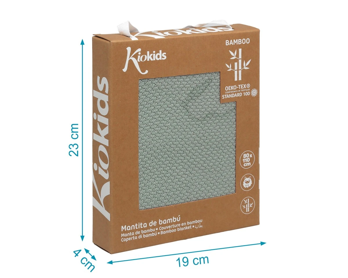 Manta de bambu verde-acinzentada na embalagem Kiokids castanha com texto e certificação OEKO-TEX.