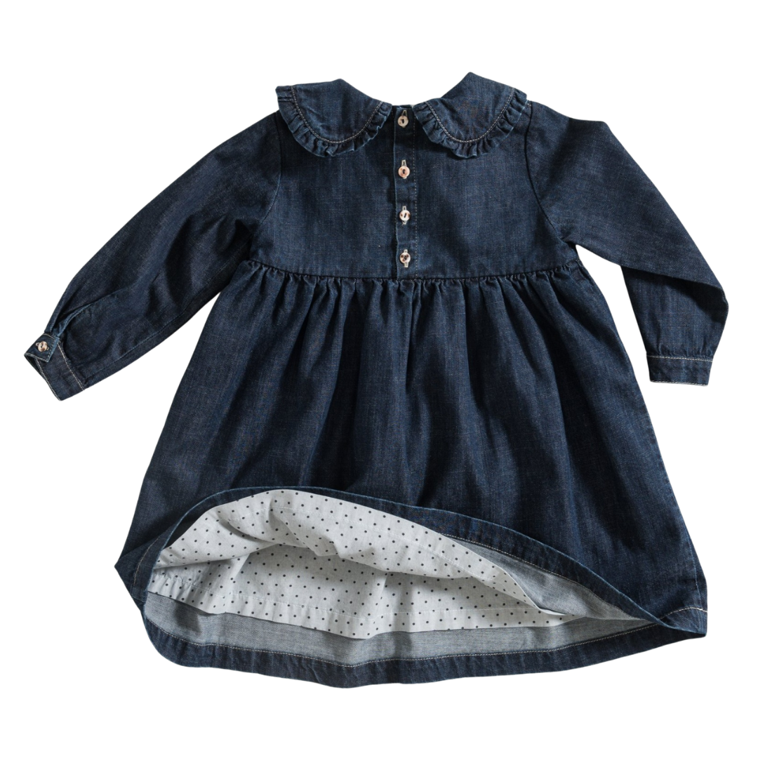 Vestido infantil ganga azul com gola de folhos e forro branco com pontos pretos.