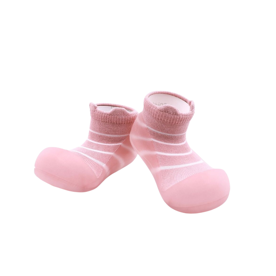 sapatos de bebé cor-de-rosa com biqueira de borracha e riscas brancas