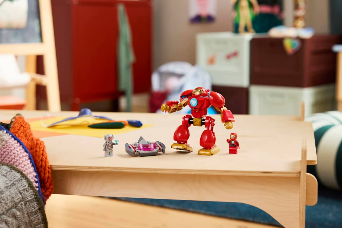 Conjunto de miniaturas LEGO de robô e personagens sobre mesa de madeira