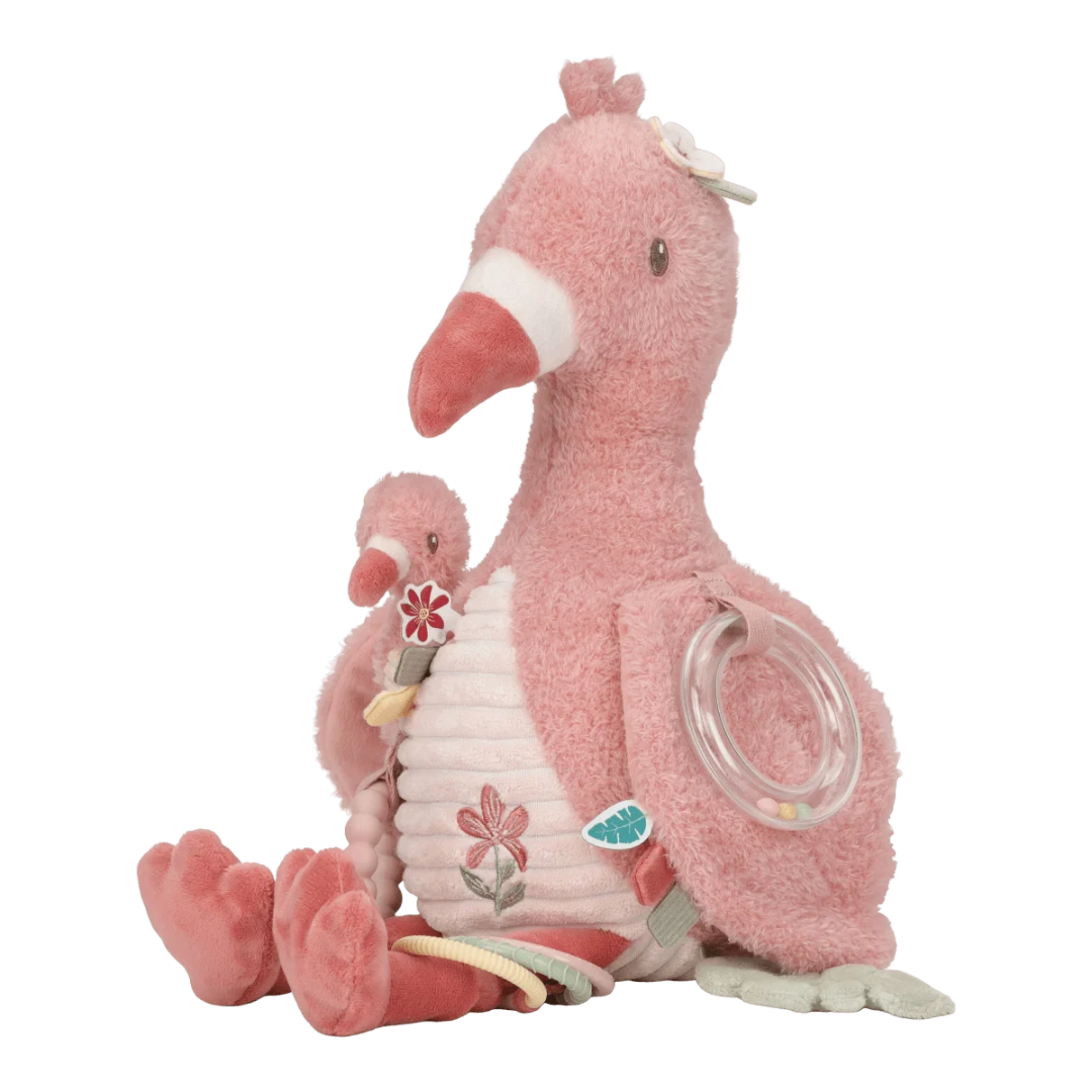 Pelúcia rosa de flamingo com detalhes bordados e acessórios variados