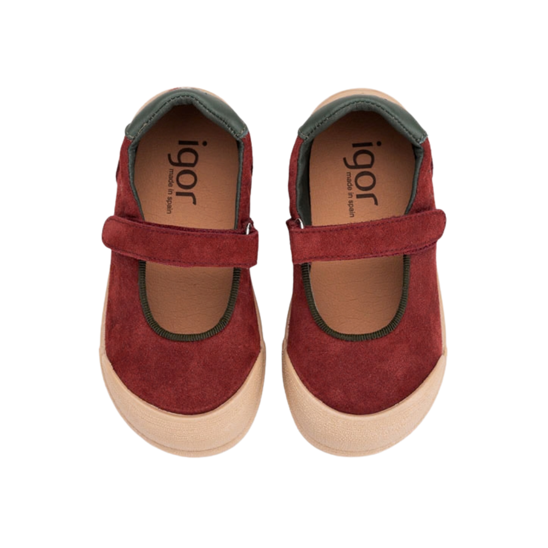 Sapatos infantis Mary Jane vermelho-escuro em camurça com sola bege.