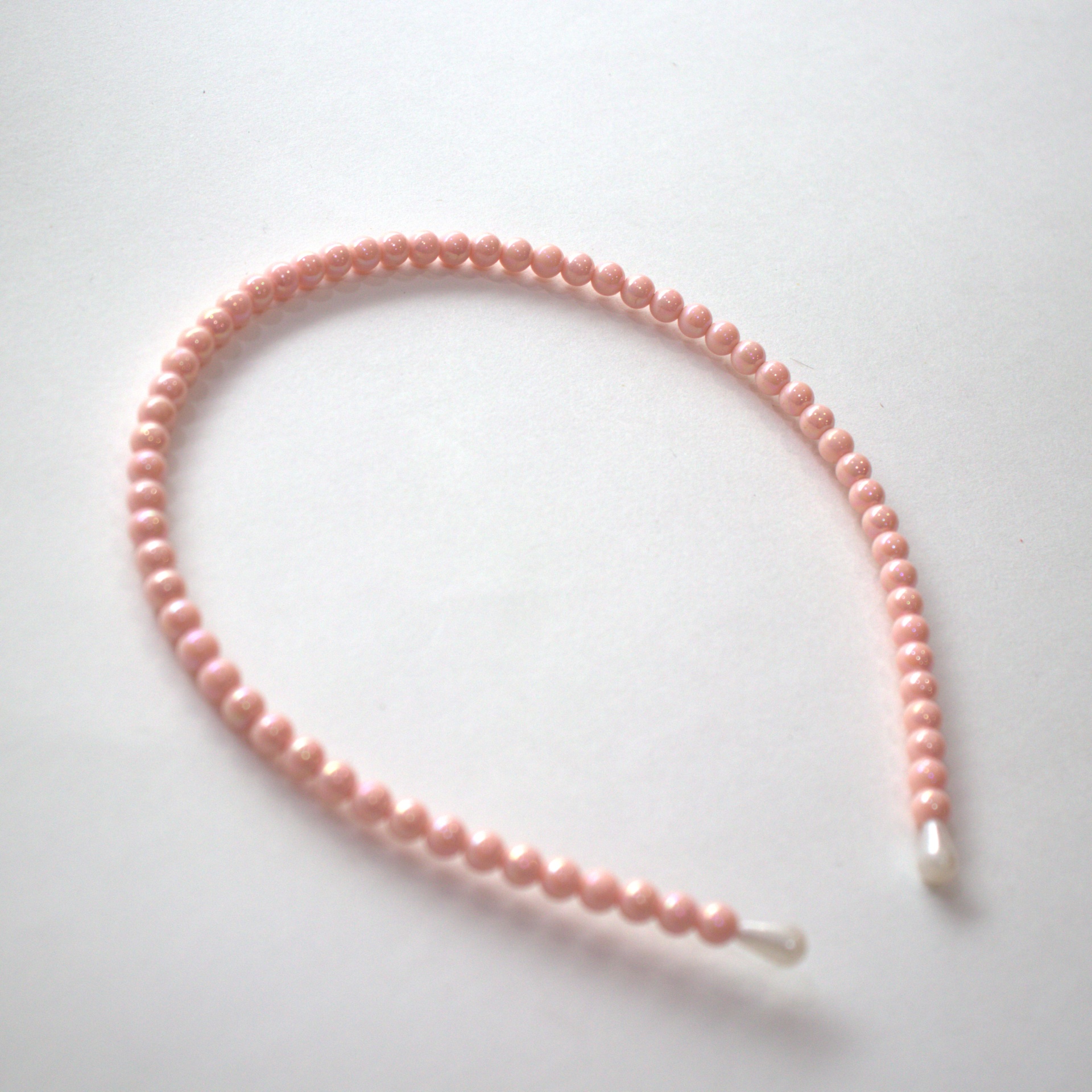 Tiara de pérolas rosa sobre fundo branco