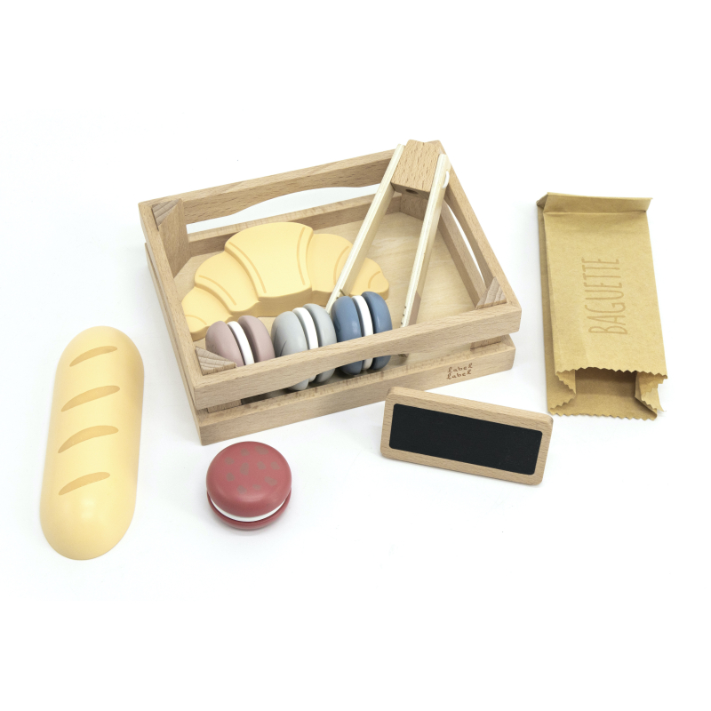 brinquedo de madeira com pães, macarons e etiqueta