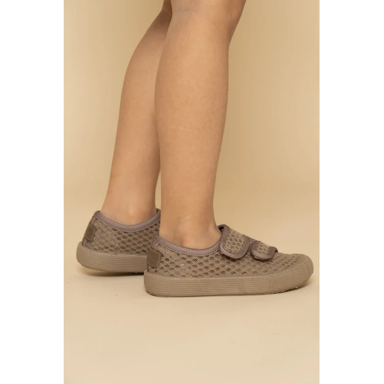 Sapatos de malha cinzento-beige com fechos de velcro duplos