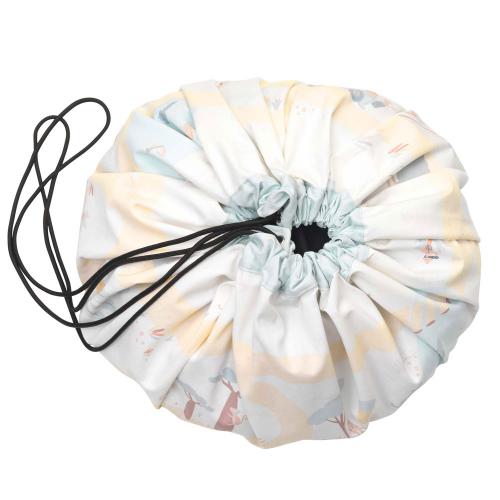 Saco redondo de tecido branco com cordão preto e padrão colorido