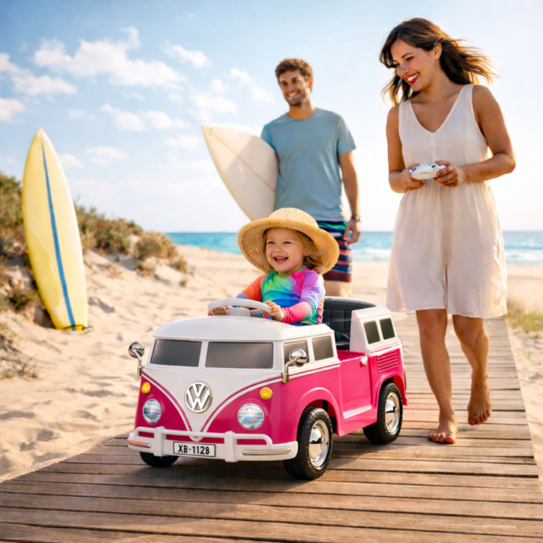 Carro elétrico infantil vermelho e branco com criança e adultos numa praia