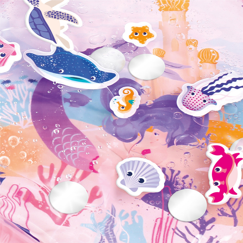 Tapete infantil com ilustrações de animais marinhos e sereia em tons rosa e azul.