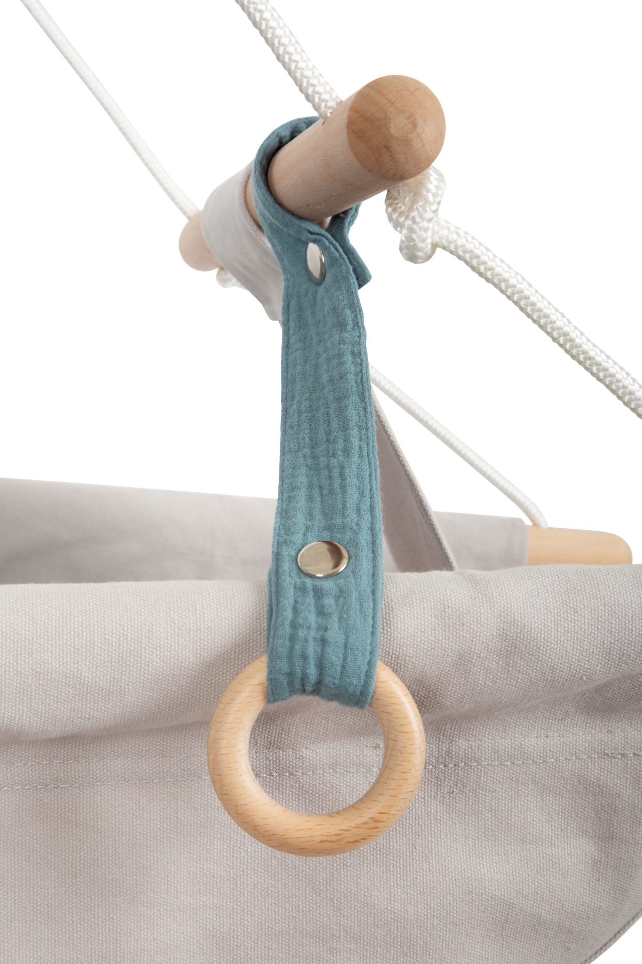 Balanço suspenso em tecido bege com detalhe em tecido azul e aro de madeira