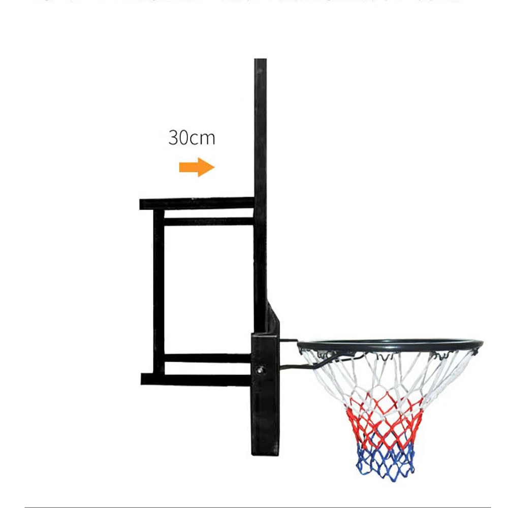 Aro de basquetebol com rede tricolor e estrutura metálica preta.