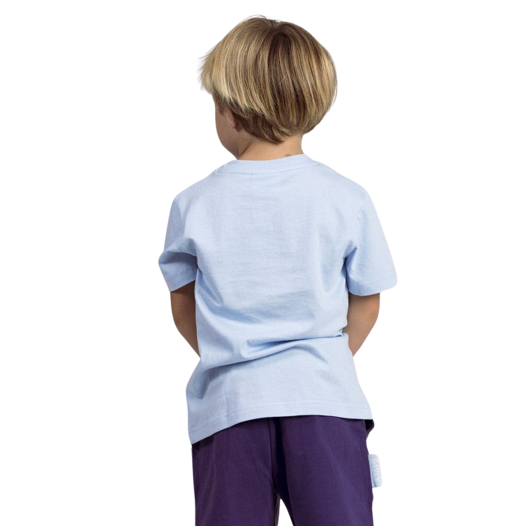 Camisola azul clara de criança vista de costas com calças azul escuras