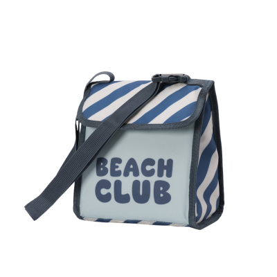 Saco com padrão azul e branco e inscrição BEACH CLUB.