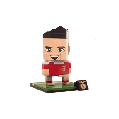 Figura de brinquedo blocos jogadora Benfica com camisola vermelha e pedestal verde