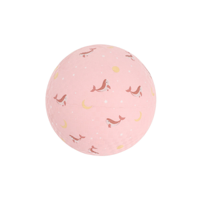 Bola rosa com baleias castanhas, luas amarelas e estrelas brancas.
