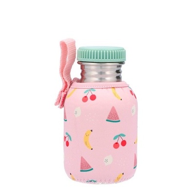 Garrafa de metal com capa rosa de tecido estampado com frutas e tampa verde