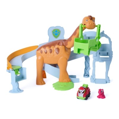 Brinquedo dinossauro castanho com carrinho e figura rosa em fundo branco.