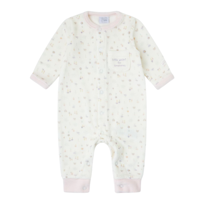 Pijama de bebé creme com padrões florais e rosas, bolso com texto