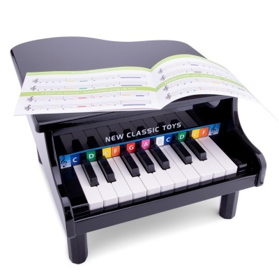 Piano de brinquedo preto com teclas coloridas e pauta musical em papel