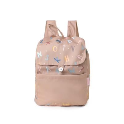 Mochila pequena castanho claro com letras coloridas e bolso frontal