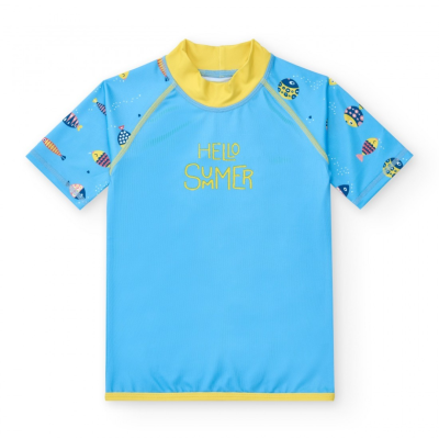 Camiseta azul claro com gola amarela, mangas estampadas com peixes coloridos e texto amarelado HELLO SUMMER