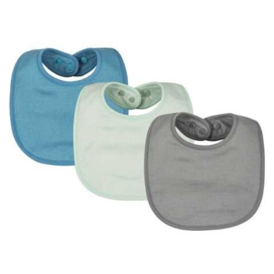 Três babetes para bebés azul, branco e cinza com fecho de pressão.