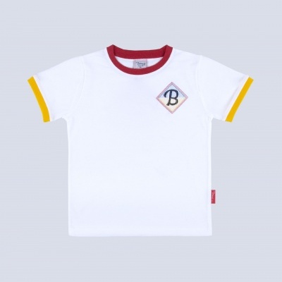 T-shirt branca com gola vermelha e punhos amarelos e estampa B no peito.